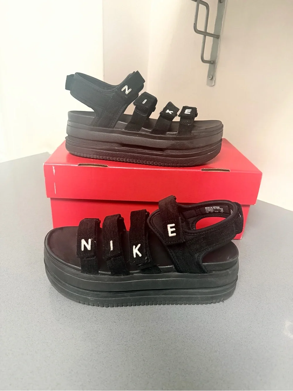 Nike Women's Icon Classic SE Sandal in black chunky platform size us 8
